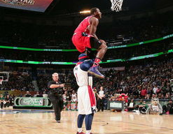 2015nba扣篮大赛,拉文惊艳夺冠，扣篮盛宴展现篮球魅力”