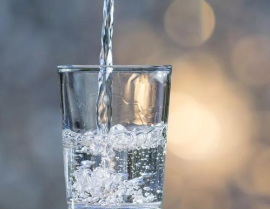 杯子和水的伤感句子简短英文图片,Echoes of Sadness: Cup and Water's Emotional Resonance