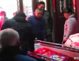 亲生儿女大闹父亲灵堂,亲生儿女在灵堂大闹，遗体被拖出棺材的悲剧真相