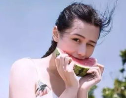 吃瓜女网红图片大全,趣味横生的美食时光