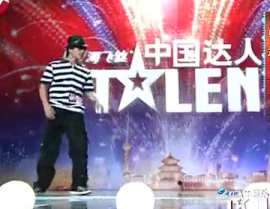 卓君机械舞视频,动感十足，舞动青春风采